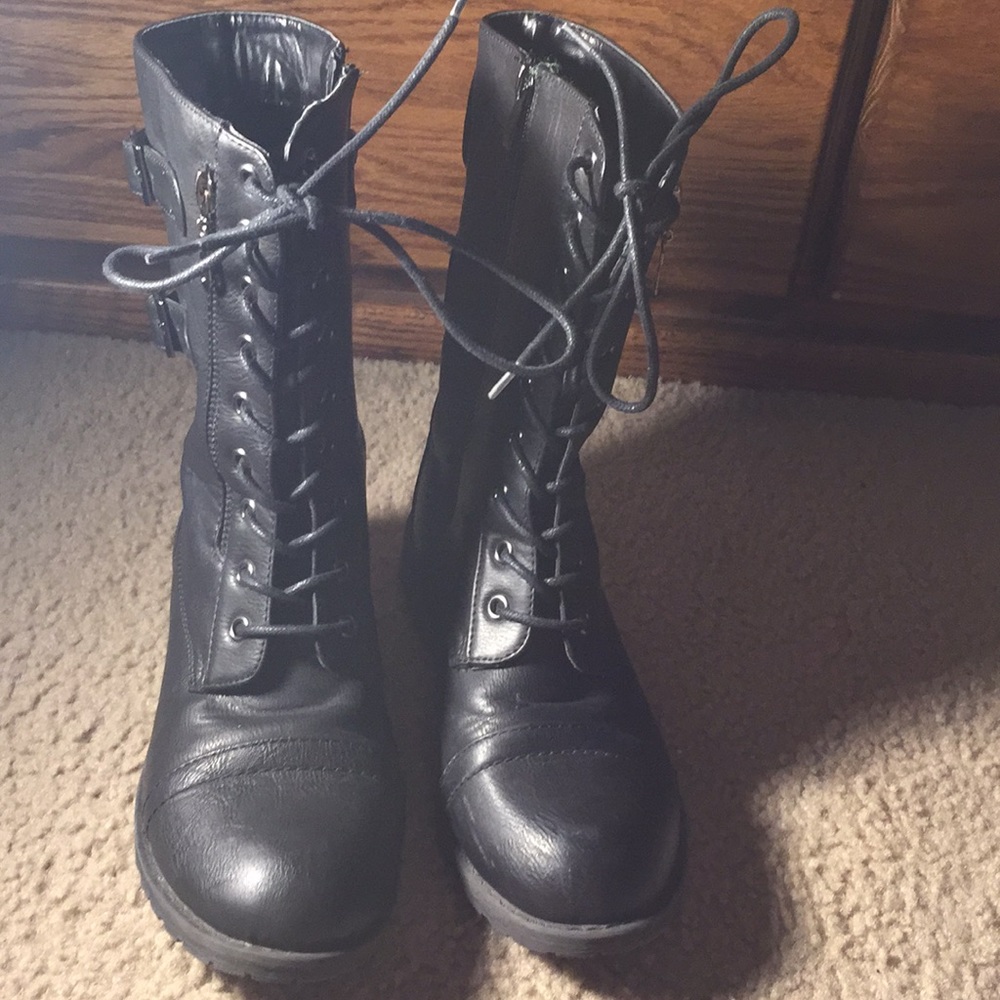 Black boots barely worn